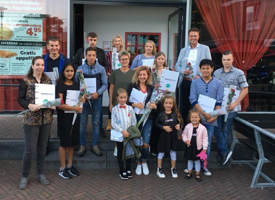 Wethouder Pieter Paans reikt aan 13 leerlingen hun MBO-1 diploma uit