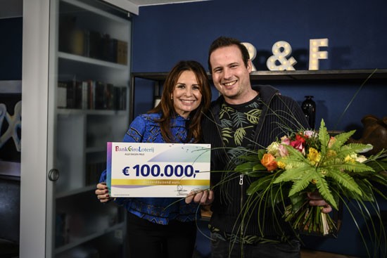 Frank wordt verrast met 100.000 euro van BankGiro Loterij