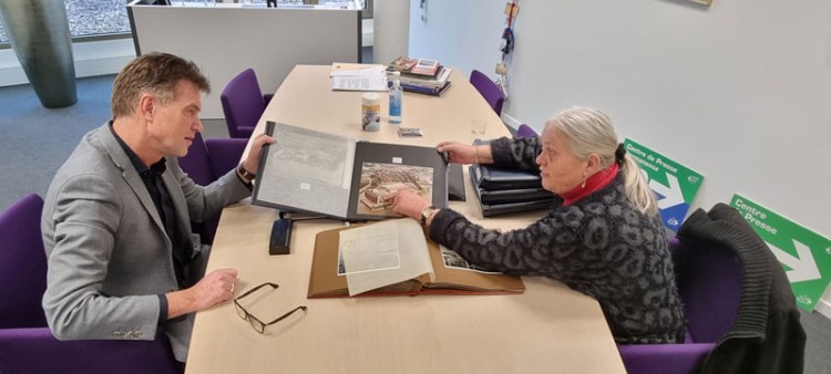 Schenking fotoboeken Fokker/Aviolanda aan Museum Dorpsbehoud