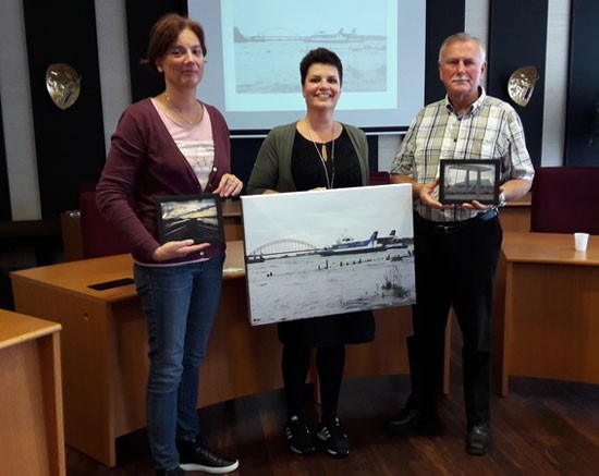 Wethouder Dorien Zandvliet reikt prijzen voor waterfoto's uit