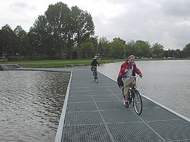 Album afbeelding 4: Zelfs fietsers hebben de brug al ontdekt om een stuk korter te kunnen rijden...