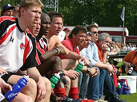 Album afbeelding 3: Ondanks 3-1 voor valt de spanning van de gezichten van de spelers op de bank te lezen.