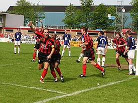 Album afbeelding 6: Aanvoerder Rutger Karelse heeft zojuist de 2-0 gescoord.