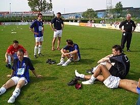 Album afbeelding 8: OJC Rosmalen ligt uitgeteld en verslagen na het gemiste kampioenschap.