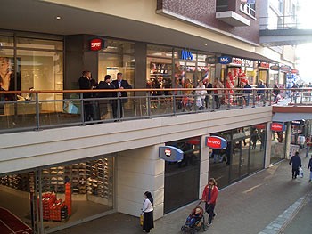 Album afbeelding 12: Veel publiek dat vooral langs de winkels liep, maar nog niet veel naar binnen ging.