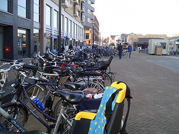 Album afbeelding 15: Op de eerste dag bleek al direct een tekort aan fietsparkeerruimte...