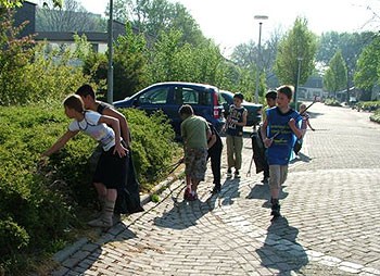 Album afbeelding 4: Op schoonmaakpad in de wijk.