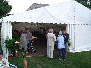 Album afbeelding 7: De feesttent op het grote veld