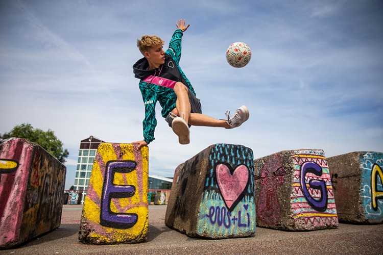 Bailey de Regt start eigen voetbalschool FRØST