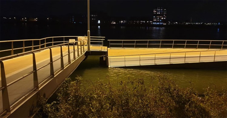 Waterbus vaart deel ponton halte Veerdam eraf