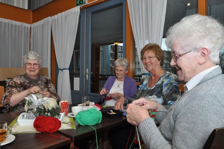 Praten en breien in De Hofstee