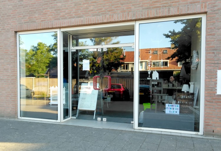 Tweedehands winkel Bazar geopend aan de Kerkbuurt, in voormalige winkel van Miller en Monroe