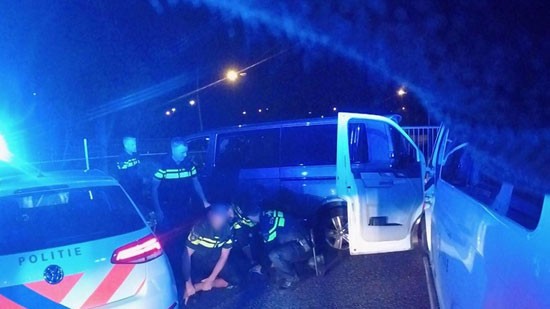 Dronken man dendert dwars door Sliedrecht