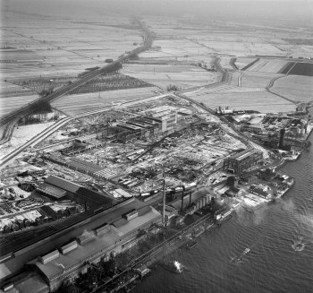 Album afbeelding 2: 1964 - Winter wonderland bij en rond Nedstaal. Op de foto is ook te zien dat er electriciteitsmasten liepen van Alblasserdam naar Papendrecht.