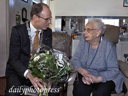 Burgemeester feliciteert 101-jarige Mevr. Meijers-Broekhuizen