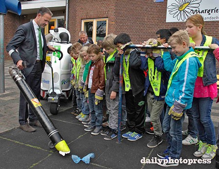 Wethouder Henk Mirck geeft op de Margrietschool het startschot voor Zwijndrecht Schoon