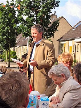 Album afbeelding 1: Burgemeester A. Scholten opent het ontbijt met een toespraak.