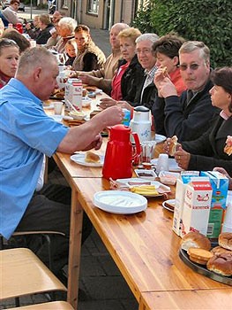 Album afbeelding 2: Lekker in het voorjaarszonnetje eten.
