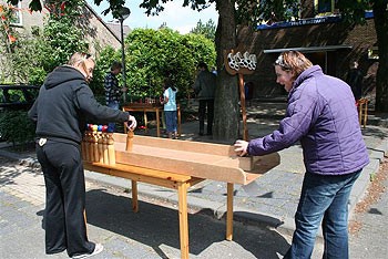 Album afbeelding 6: Oud-Hollandse spelletjes bij het buurthuis.