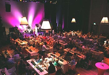Album afbeelding 3: Een gezellig volle zaal.