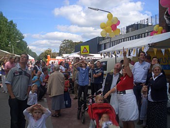 Album afbeelding 2: Tientallen ballonnen zijn de lucht in gegaan