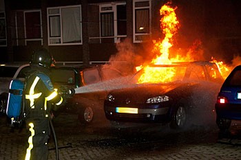 Politie zoekt getuigen autobrand Zwijndrecht