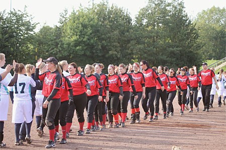 Softbalsters winnen overtuigend