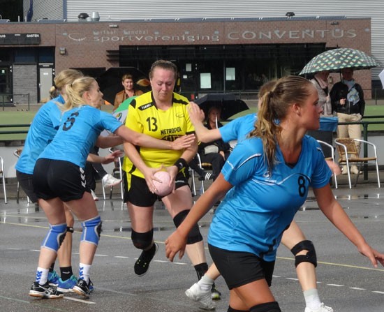 Handbaldames sv Conventus gaan niet onderuit op nat en glad veld