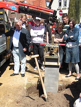 Album afbeelding 3: Wethouder Ad Cardon plaatste de steen ter ere van het zeventig jarige bestaan