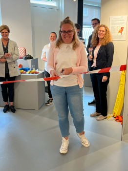 Album afbeelding 1: Lilianne van Alphen opent de expositie met doorknippen van het lint