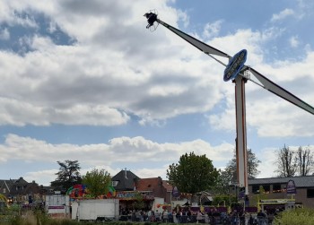 Album afbeelding 5: De kermis werd druk bezocht. Voor de liefhebbers kon Zwijndrecht vanuit de lucht worden bekijken in de "draaimolen" op het Raadhuisplein.