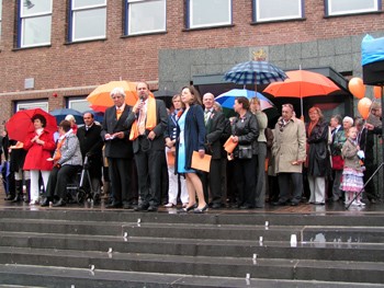 Album afbeelding 5: Om 11.30 uur gaven burgemeester Blase en de voorzitter van het Oranjecomitié het startsein voor de festiviteiten................
