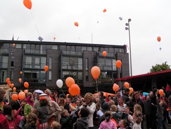 Album afbeelding 6: ......die begonnen met het loslaten van de vele ballonnen.