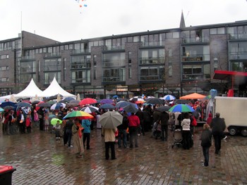 Album afbeelding 3: Op het Raadhuisplein hadden velen de regen getrotseerd..........