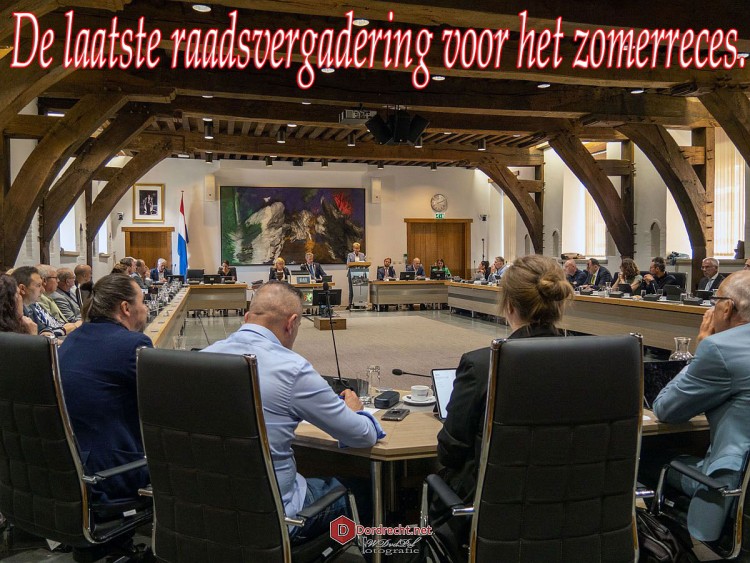 Gemeenteraad Dordrecht begint aan zomerreces na laatste vergadering in Stadhuis
