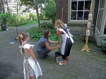 Klusjes en spelletjes in de tuin bij Huis Van Gijn