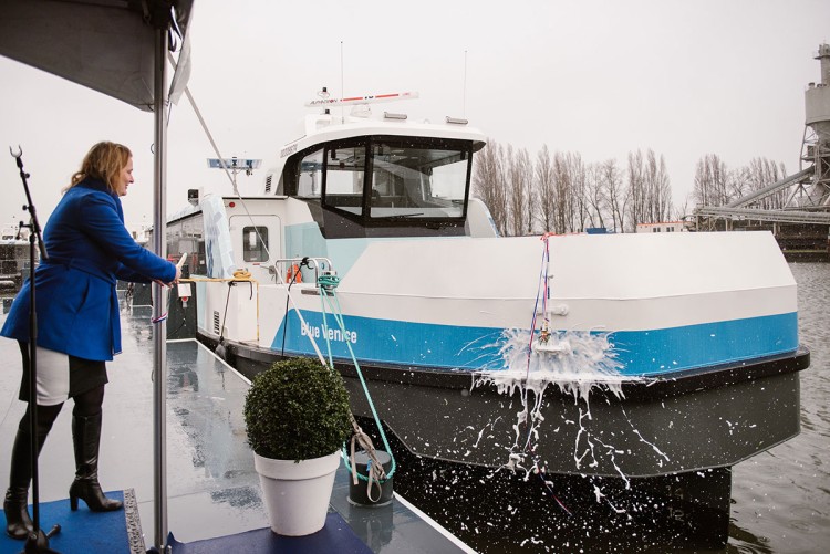 Gedeputeerde Jeannette Baljeu doopt eerste volledig elektrisch aangedreven waterbus voor Drechtsteden