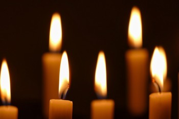 Om overledenen te herdenken met Allerzielen en Eeuwigheidszondag 25 mensen in het licht