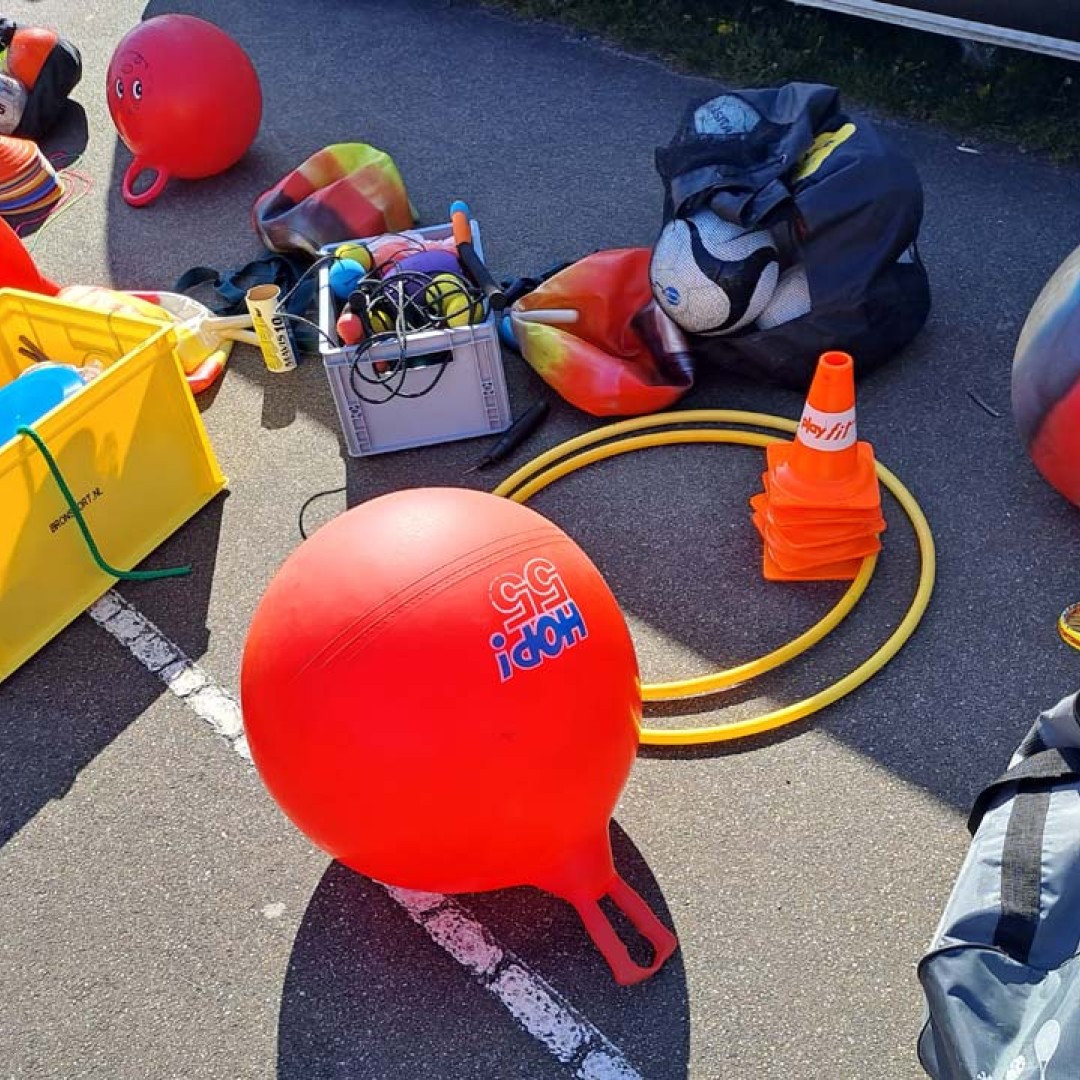 Sport- en Spelbus op het schoolplein bij de Leilinde